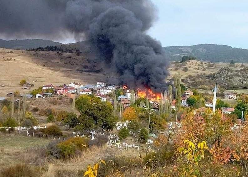 Çok büyük köy yangını!.. 15 ev yanıyor;