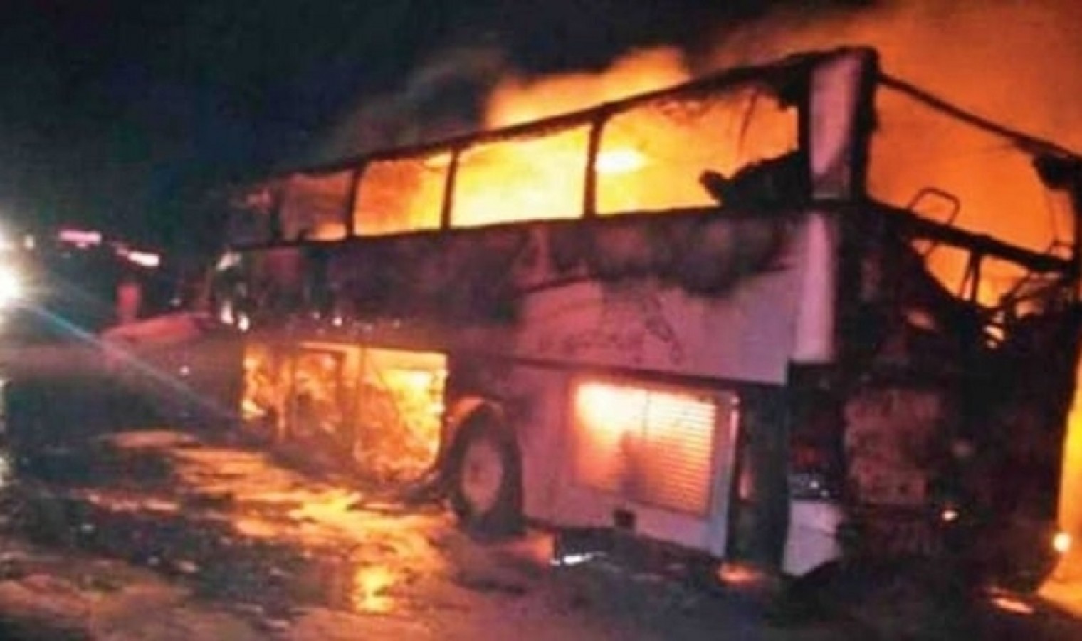 Umrecileri taşıyan otobüs alev topuna döndü;