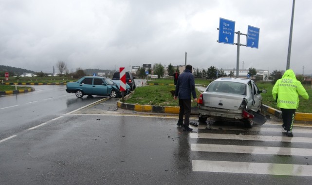 Havalimanı Kavşağı’nda kaza: 2 yaralı;