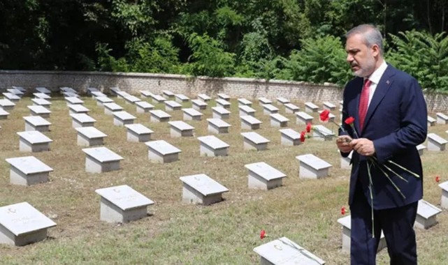 Bakan Fidan’dan Galiçya Türk Şehitliği’ne ziyaret;