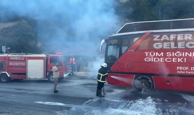 İnebolu'da Özdağ'ın otobüsü yandı;