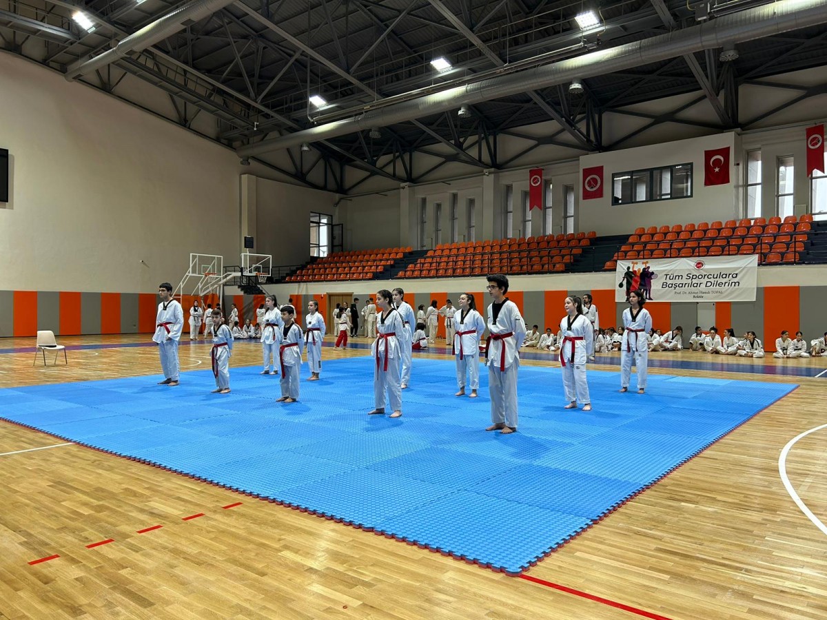 170 taekwondocu üst kuşak heyecanı yaşadı;