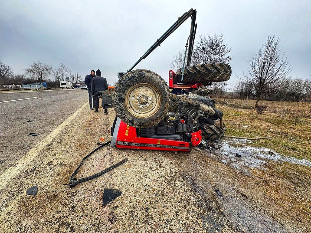 Kastamonu-Taşköprü yolunda minibüsle traktör çarpıştı!;