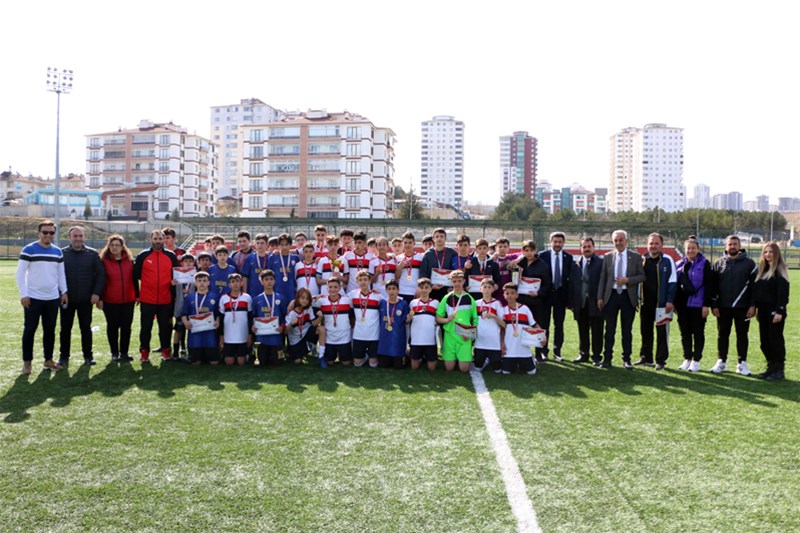 Yıldızlar futbolda şampiyon Vali Aydın Arslan
