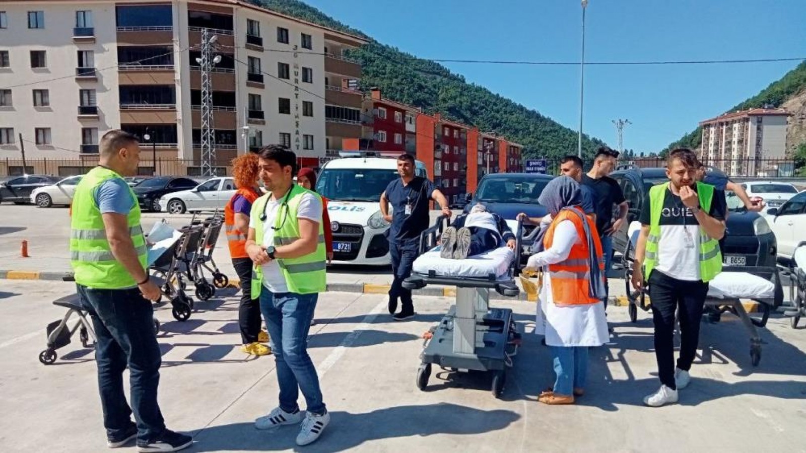 Hastanede gerçeği aratmayan deprem tatbikatı;