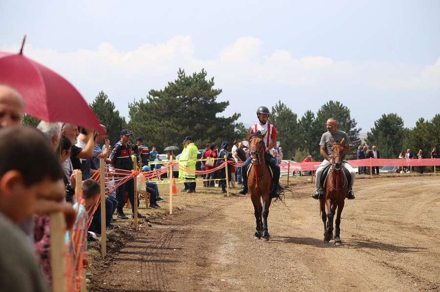 At yarışları ilgi gördü;