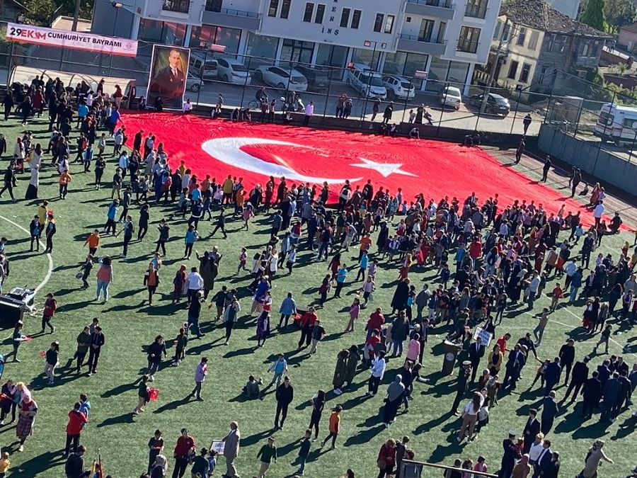 Stadyum’da dev Türk bayrağı açıldı;