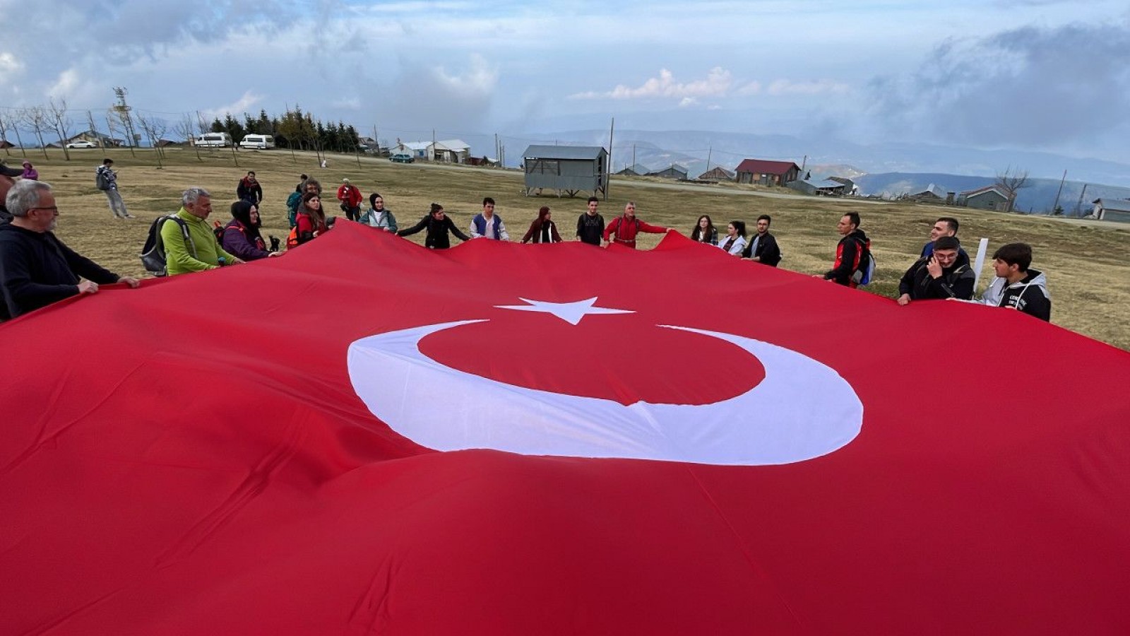 Düzce'de 1830 rakımda Türk bayrağı açarak Cumhuriyet'in 100. yıl dönümünü kutladılar;