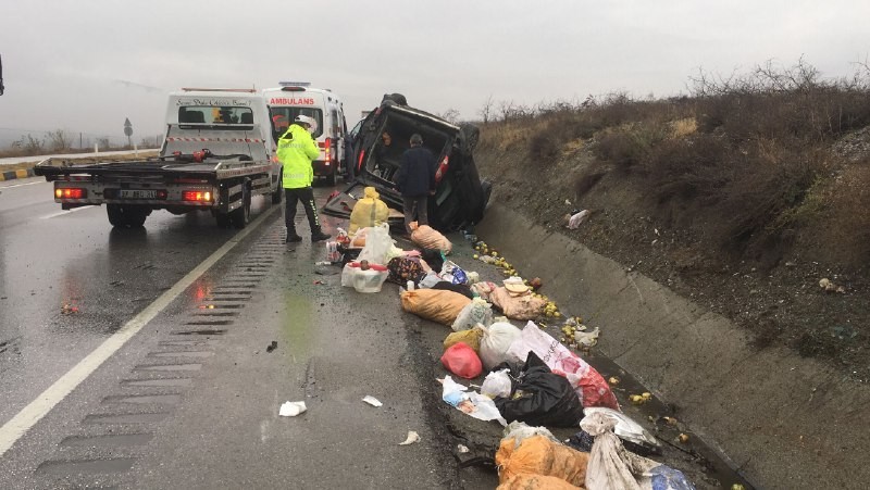 Yoldan çıkan kamyonet, sulama kanalına düştü;