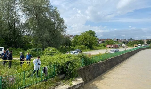 Taşköprü’de elbiselerini çıkardı, ortalıktan kayboldu!;