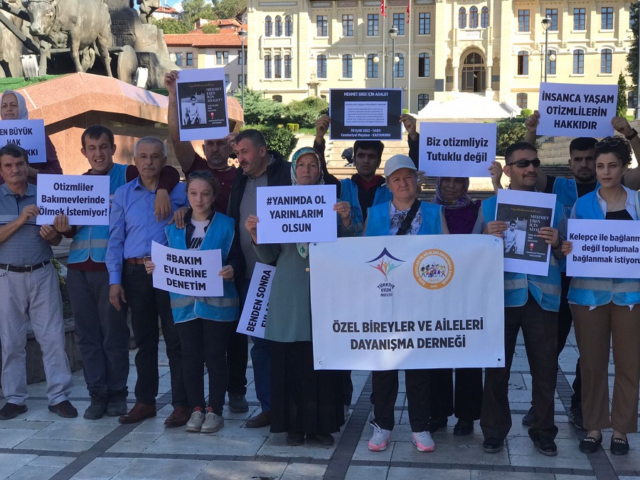 “İnsanca bir yaşam otizmlilerin hakkıdır!”;