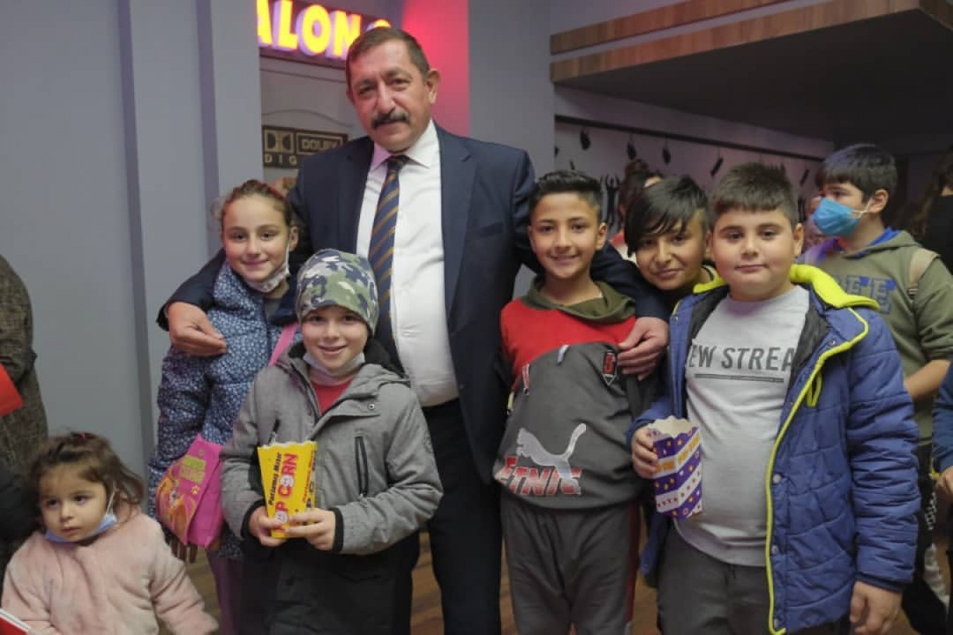 Başkan Vidinlioğlu, çocuklarla beraber film izledi;