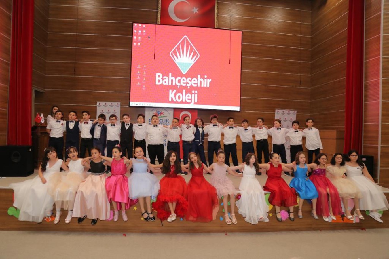 Bahçeşehir Koleji 4’ncü sınıf öğrencileri mezun oldu;