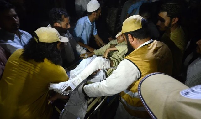 Pakistan’da bombalı intihar saldırısı: 40’tan fazla ölü var;