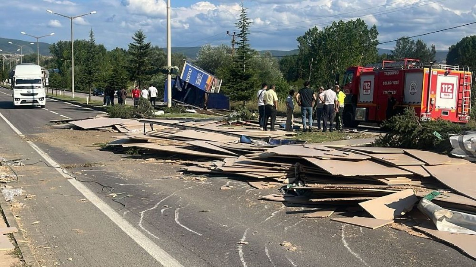 Sunta yüklü tır devrildi, yol trafiğe kapandı;